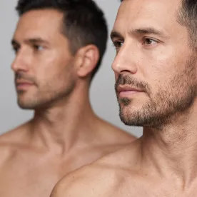Homem de perfil com destaque para o queixo e a mandíbula.